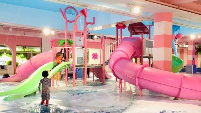 Wahana air yang tersedia di Tropikana Waterplay Cibinong juga tidak kalah lengkap dengan wisata air lainnya. Meskipun difoksukan untuk anak-anak, orang tua tetap bisa mendampingi secara langsung ke dalam wahana air.