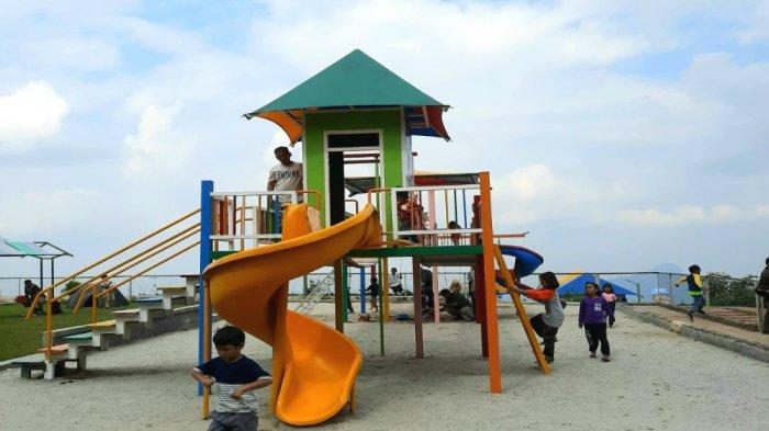 Kids playground merupakan salah satu wahana yang tersedia di tempat wisata Nirvana Valley Puncak Dua Bogor dengan latar belakang pemandangan gunung.