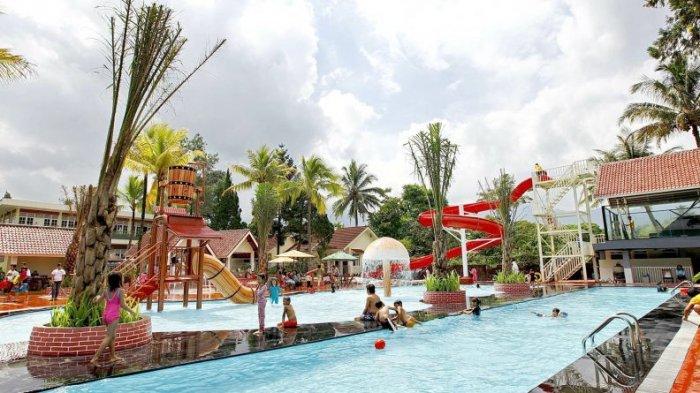 Royal Safari Garden menyediakan tempat bermain anak yang seru dan menyenangkan. Kolam renang dengan waterslide dan ember raksasa yang ada di hotel di Bogor ini siap mengajak si kecil bersenang-senang.
