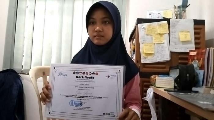 Siswi SMAN 1 Leuwiliang, Zazkia Zahra, saat menceritakan kunci sukses mendapat beasiswa ke Kanada, Selasa (15/7/2025).