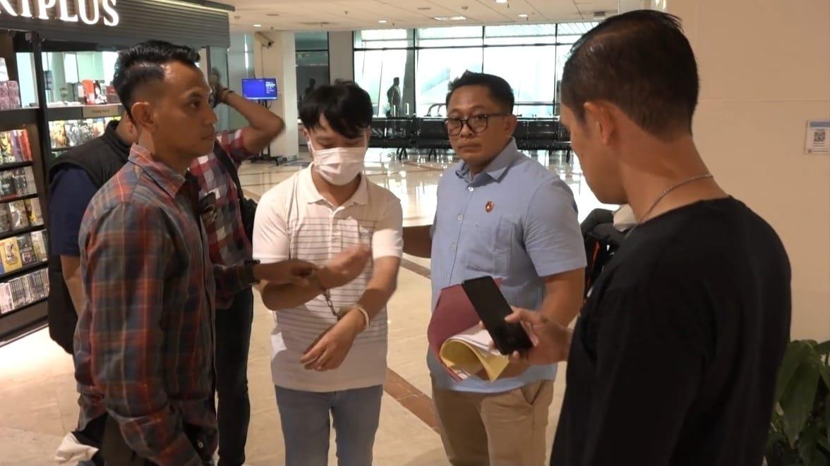 Ivan Sugianto, pengusaha Surabaya paksa siswa sujud dan menggonggong ditangkap polisi di Bandara Juanda.