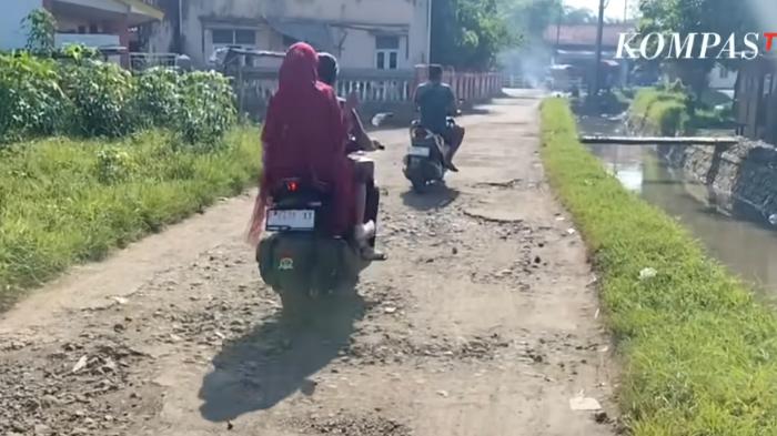 Kondisi jalan rusak di Desa Karangsarui, Kecamatan Weru