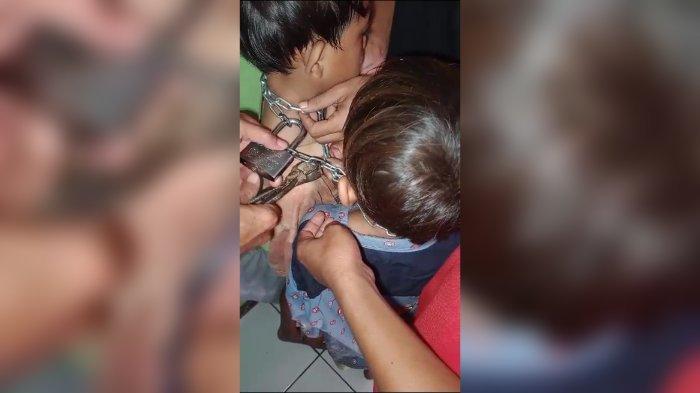 Tangkapan layar video viral dua bocah dirantai oleh ayah kandungnya.