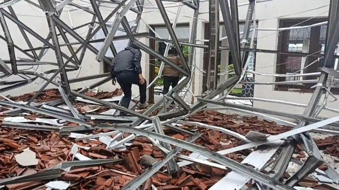Breaking News: Diterjang Hujan, 6 Ruangan di Kantor Disnaker Kota Cirebon Ambruk