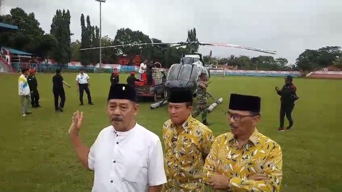 Pj Bupati bareng Sekda dan Ketua DPRD Kuningan saat di stadion Mashud Kuningan, tempat pendaratan helikopter yang akan membawa mantan bupati Kuningan Acep Purnama ke RSPAD Gatot Subroto, Jakarta, Sabtu (27/4/2024).