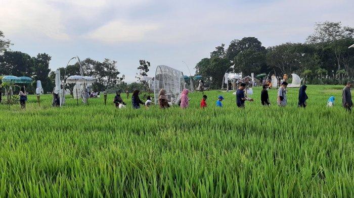 Sejumlah pengunjung menyusuri jalan setapak di Kampung Sabin, Jalan Nyi Ageng Serang, Kecamatan Dukupuntang, Kabupaten Cirebon, Sabtu (7/5/2022). 
