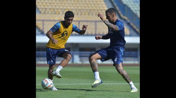 Aksi Daisuke Sato berduel dengan Alberto Rodriguez dalam sesi latihan tim Persib di Stadion GBLA Kota Bandung, Selasa (1/8/2023) / Media Officer Persib Bandung.