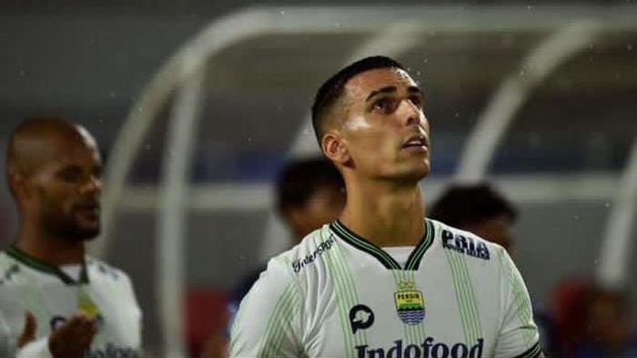 Alberto Rodriguez Martin bek asing Persib Bandung saat bertanding melawan Arema FC di Stadion Kapten I Wayan Dipta Gianyar, Bali pada Jumat (7/7/2023).
