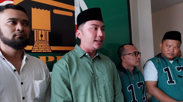 Aldi Dwi Prastianto (kedua kiri), saat mendaftarkan diri di Sekretariat DPC PPP Kabupaten Majalengka, Jalan Pemuda, Kecamatan/Kabupaten Majalengka, Senin (6/5/2024)