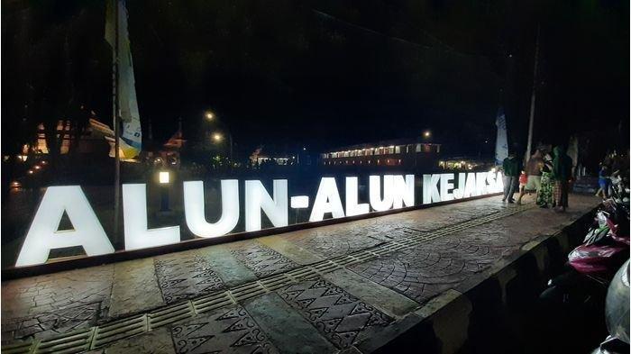 Alun-alun Kejaksan berjarak 750 meter dari Stasiun Cirebon