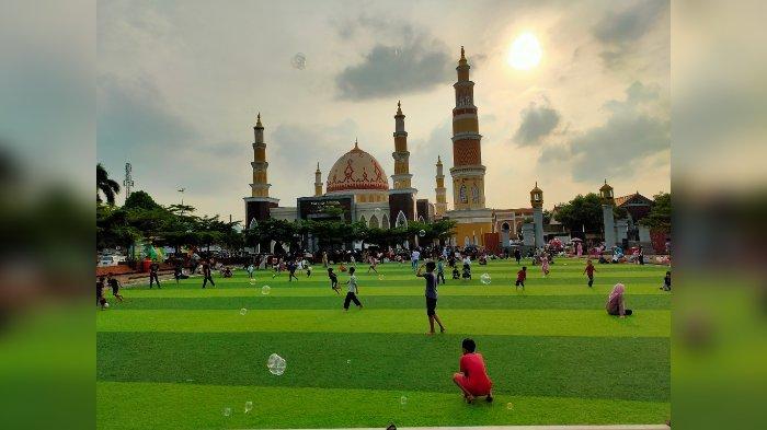Suasana Alun-alun Majalengka yang dipadati wisatawan di H+7 lebaran, Sabtu (29/4/2023).