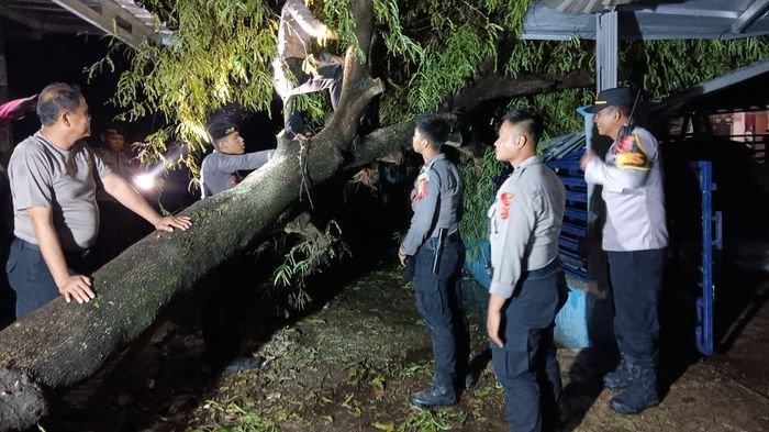 Rumah warga rusak akibat amukan angin puting beliung di Desa Kerticala, Kecamatan Tukdana, Kabupaten Indramayu, Rabu (24/1/2024).