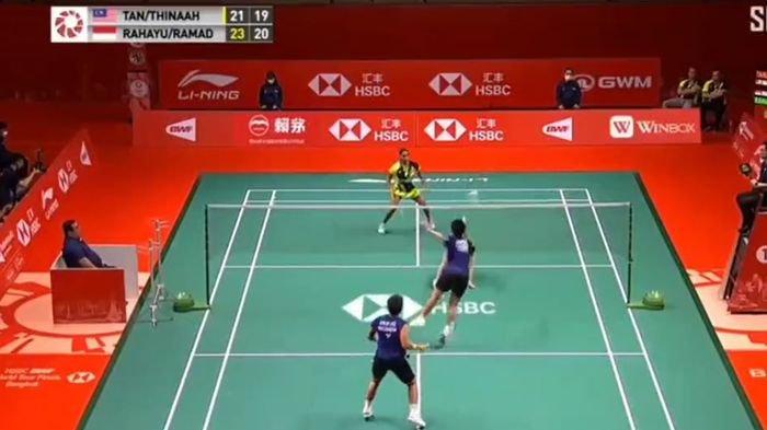 Hasil BWF World Tour Final 2022, ganda putri Indonesia, Apriyani Rahayu/Siti Fadia Silva Ramadhanti mengalahkan ganda putri Malaysia, Pearly TAN / THINAAH Muralitharan dua set langsung,  21-23 dan 21-19.