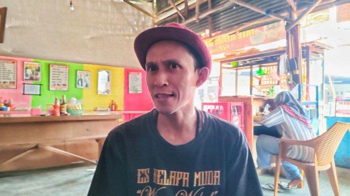 Apud (37) pemilik kedai Mie Ayam Bakso Kelapa di Jalan Cimanuk Barat, Kecamatan Sindang, Kabupaten Indramayu, Minggu (6/8/2023)