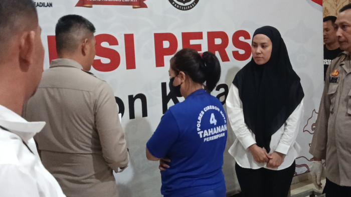 ARISAN ONLINE - Polres Cirebon Kota mengungkap kasus penipuan dan penggelapan berkedok arisan online tersebut, dengan menetapkan seorang perempuan berinisial TA (27) sebagai tersangka. 
