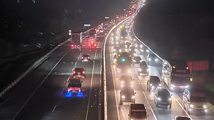 Antrean panjang di Tol Cipularang, arus balik terhambat akibat mobil mogok di KM 79