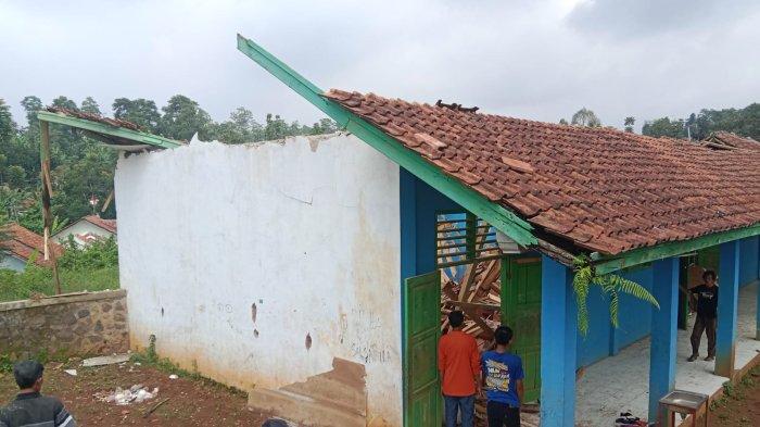 Atap bangunan MTs Al-Munawaroh di Desa Ciherang, Kecamatan Sumedang Selatan, Kabupaten Sumedang ambruk menimpa siswa yang sedang belajar, Senin (12/2/2024)