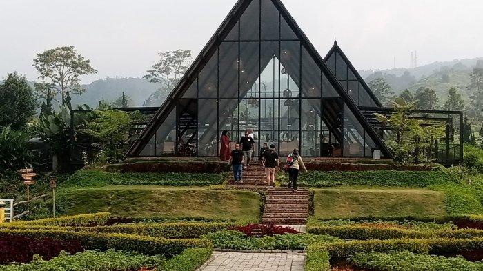 Bangunan dan taman bunga di kawasan The Ranch Ciater Subang