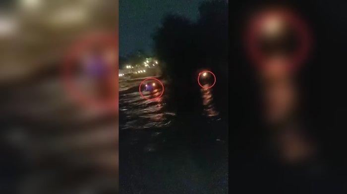 Tangkapan layar video dua mobil hanyut di Sungai Cipager, Kabupaten Cirebon.