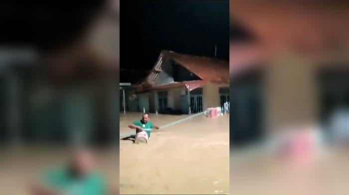 Tangkapan layar video banjir yang melanda Desa Ciuyah, Kecamatan Waled, Kabupaten Cirebon, Selasa (5/3/2024) malam.