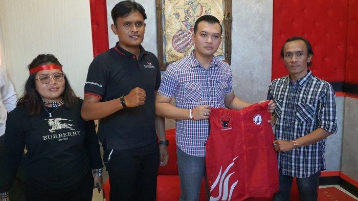 Bendahara TMP Kabupaten Majalengka, Dena M Ramdan (kedua kanan), saat menyerahkan seragam TMP sebagai simbolis pengunduran diri kepada perwakilan pengurus di Sekretariat DPC PDIP Kabupaten Majalengka, Jalan Pemuda, Kecamatan/Kabupaten Majalengka, Selasa (16/1/2024)