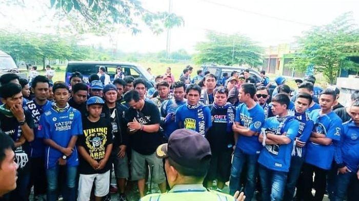 Bobotoh Persib Bandung yang tergabung dalam Viking Alengka Majalengka