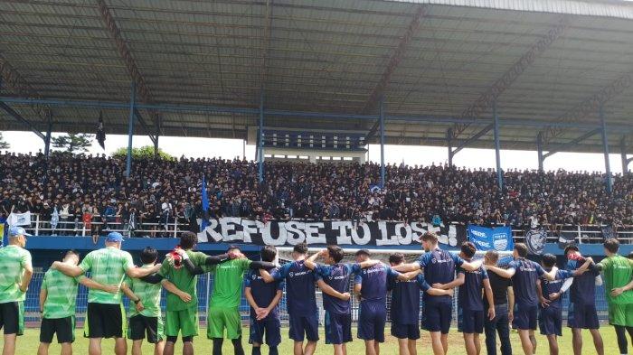 Ribuan bobotoh memberikan dukungan langsung kepada Persib Bandung saat sesi latihan di Stadion Sidolig, Kota Bandung pada Jumat, 10 Mei 2024.