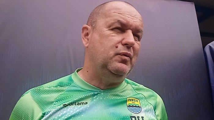 Pelatih Kepala Persib Bandung, Bojan Hodak saat diwawancara di GBLA, Rabu (23/8/2023).