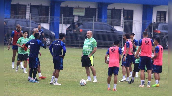 Pelatih Persib Bandung Bojan Hodak (tengah) bersama pemain terlibat obrolan santai di sela-sela latihan di Stadion Sidolig, Bandung, Rabu (11/10/2023).