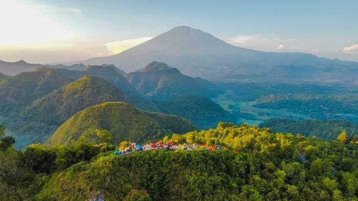 Pemandangan asri Bukit Sanghyang Dora di Desa Leuwikujang, Kecamatan Leuwimunding, Kabupaten Majalengka 
