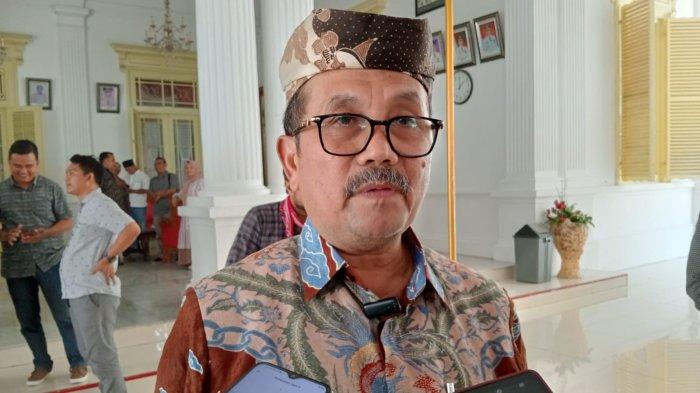 KUWU NYAWER - Bupati Cirebon, Imron Rosyadi akhirnya angkat bicara terkait viralnya video yang memperlihatkan seorang kepala desa (kuwu) tengah menyawer di sebuah klub malam wilayah Kabupaten Cirebon.