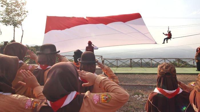 Bupati Subang H Ruhimat saat mengibarkan bendera raksasa di Teras Pass Bukanagara Cisalak Subang, Sabtu(12/8/2023) sore.