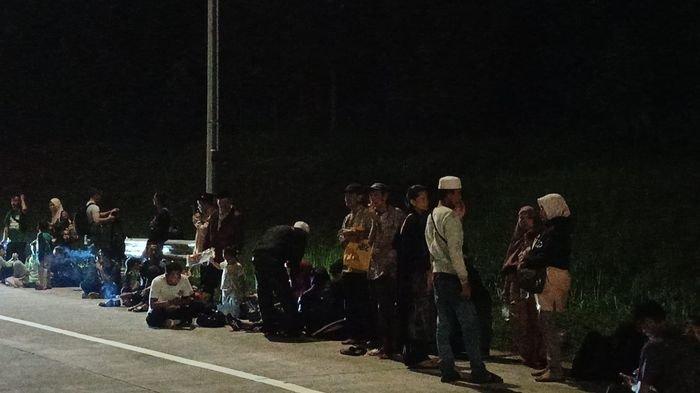 Bus Setia Negara jurusan Jakarta-Kuningan-Cirebon terbalik, puluhan penumpang terdampar di bahu jalan tol, Rabu (10/4/2024).