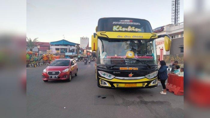 Bus pariwisata yang mengunjungi Taman Kota Kuningan.