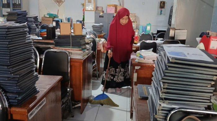 CALON JEMAAH HAJI - Temu (60) kala bekerja sebagai petugas kebersihan di SMK Al Hidayah, Kalitanjung, Kota Cirebon. Ia dan suaminya akan berangkat menunaikan ibadah haji tahun ini. 