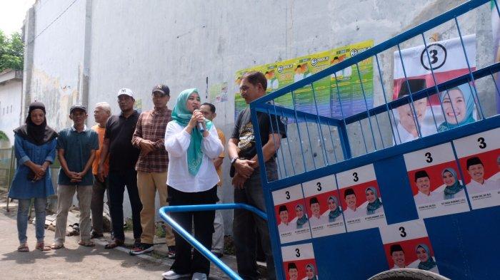 Calon Wakil Walikota Cirebon nomor 3, Siti Farida kembali mendatangi warga di Kelurahan Larangan, Kecamatan Harjamukti , Kota Cirebon, Senin pagi (04/11/2024).