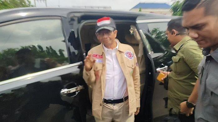 Kedatangan Calon wakil presiden (Cawapres) nomor urut 3 Mahfud MD di Gor Dharma Ayu Indramayu, Senin (8/1/2024).