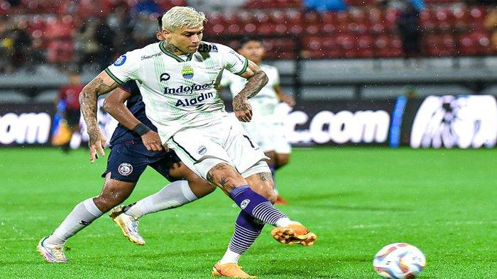 Striker Persib Bandung, Ciro Alves, cetak 2 gol pada laga melawan Arema FC di Stadion I Wayan Dipta, Denpasar, Bali, Jumat (7/7/2023). Namun gol itu dan satu gol David da Silva tak membawa Persib menang. hanya imbang 3-3.