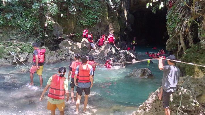 Wisatawan di Citumang Pangandaran, Minggu 24 September 2023.