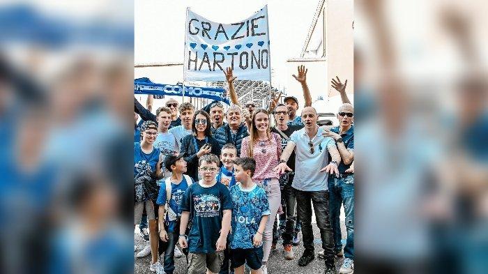 Suporter Como yang berterima kasih kepada Hartono bersaudara. Como baru saja promosi ke Serie A Italia.