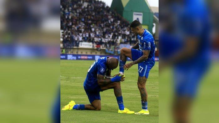 Selebrasi dua pemain Brasil Persib Bandung David da Silva dan Ciro Alves di laga melawan Persebaya Surabaya di Stadion Si Jalak Harupat, Sabtu (20/4/2024).