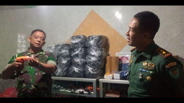 Suasana kunjungan Dandim Letkol Inf Bambang Kurniawan saat mendapat penjelasan tentang alat khitan dari Agus sang pengusaha yang juga anggota TNI di rumah mewahnya yang dekat TPU yang viral di Kecamatan Darma, Kuningan.