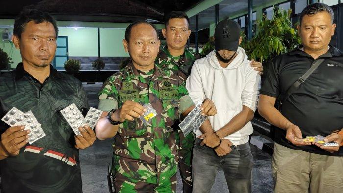 Dandim 0617/Majalengka, Letkol Inf Danang Biantoro (kedua kiri), beserta jajarannya menunjukkan barang bukti obat keras yang disita dari MN di Makodim 0617/Majalengka, Jalan KH Abdul Halim, Kecamatan/Kabupaten Majalengka, Kamis (10/8/2023) malam.