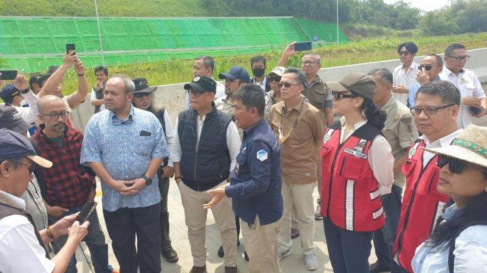 Direktur Utama PT Jasa Sarana, Indrawan Sumantri bersama rombongan saat meninjau tol Cileunyi Sumedang Dawuan (Cisumdawu).