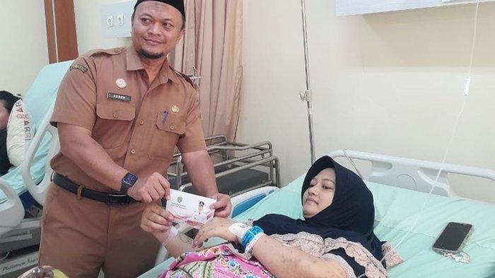 Dirut RSUD Indramayu, Deden Bonni Koswara saat melihat kondisi Nuraeni, ibu dari bayi kembar 5 yang lahir di RSUD Indramayu