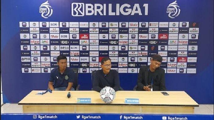 Pelatih Persikabo 1973 Djadjang Nurdjaman saat konferensi pers beberapa waktu lalu. Pelatih yang akrab disapa Djanur ini dipecat oleh Persikabo.