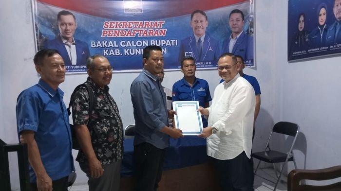 Dokter Deni Wirhana S Wiranagapati resmi mengambil formulir pendaftaran sebagai Calon Bupati Kuningan 2024 dari Partai Demokrat, Jumat (19/4/2024).