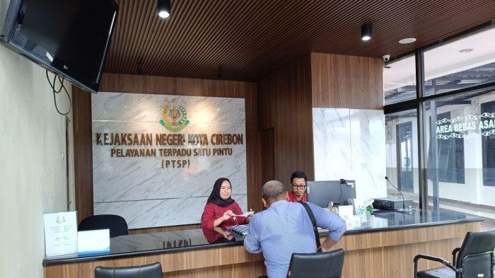 Dua orang tua murid didampingi kuasa hukumnya dari salah satu SMP Negeri di Kota Cirebon melaporkan dugaan penyimpangan dana PIP ke Kejaksaan Negeri Kota Cirebon, Senin (19/5/2025).