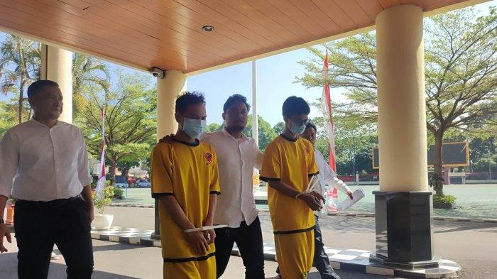 Dua pelaku tindak pidana transmisi illegal dengan melakukan re-streaming atau membajak siara langsung pertandingan sepakbola melalui akun media sosial Instagram tanpa ijin dihadirkan saat ungkap kasus di Mapolda Jabar, Senin (7/8/2023)