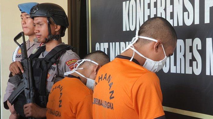 Dua tersangka kasua industri rumahan pembuatan bahan baku tembakau sintetis saat konferensi pers di Mapolres Majalengka, Jalan KH Abdul Halim, Kecamatan/Kabupaten Majalengka, Rabu (2/10/2024)